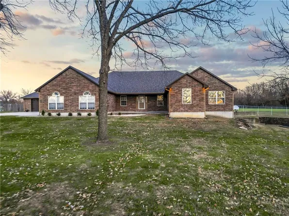 15201 S Bynum Rd, Lone Jack, MO 64070