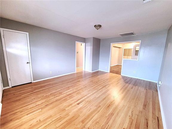 3rd image of 122 Dianna Dr