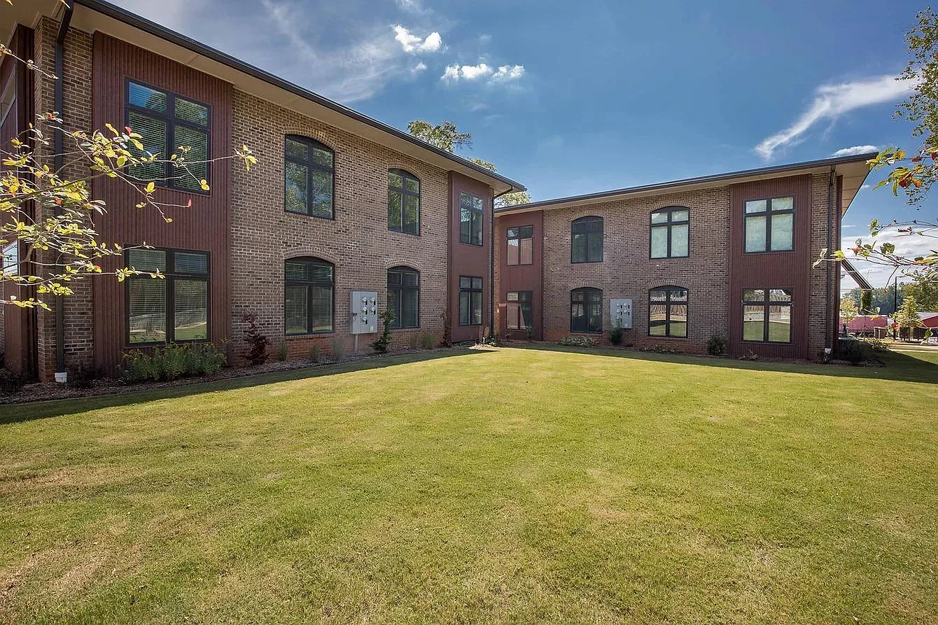 121 Sams Dr — Photo 3