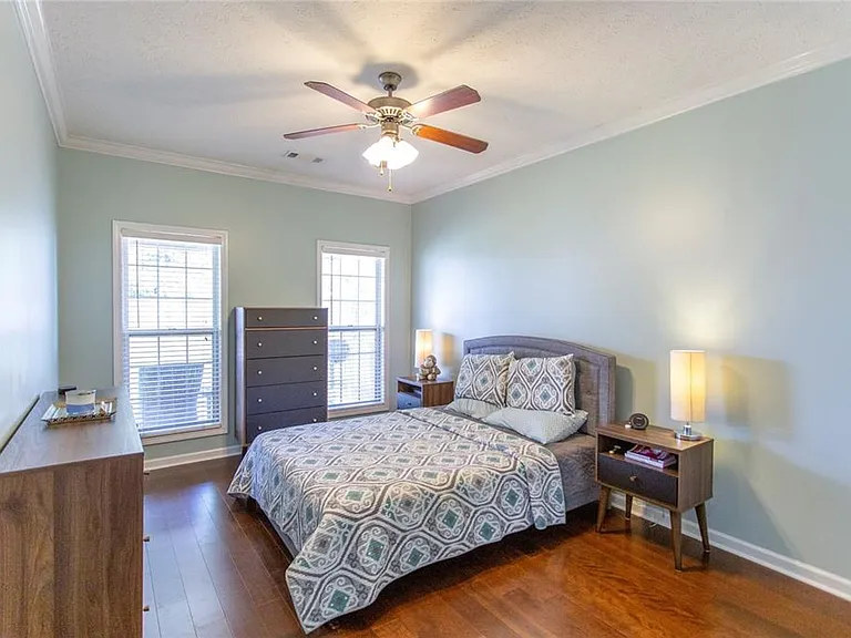 6913 Sandfield Dr — Photo 7