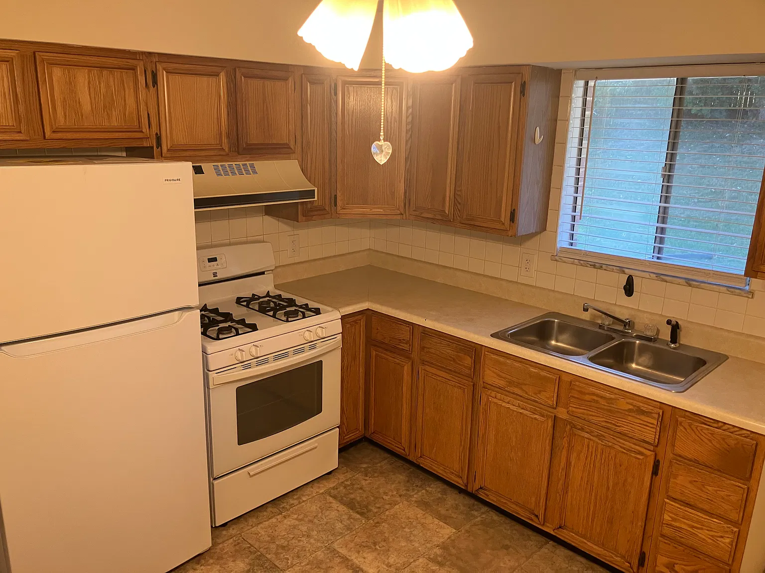 2 bed, 700 sqft, $1,100 — Photo 2