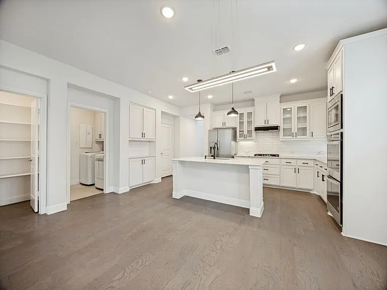 808 Mathew Dr — Photo 3
