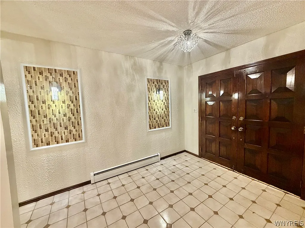 3 bed, 1.5 bath, 2552 sqft, $2,400 — Photo 3