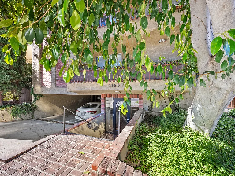 11661 Goshen Ave #104 — Photo 32