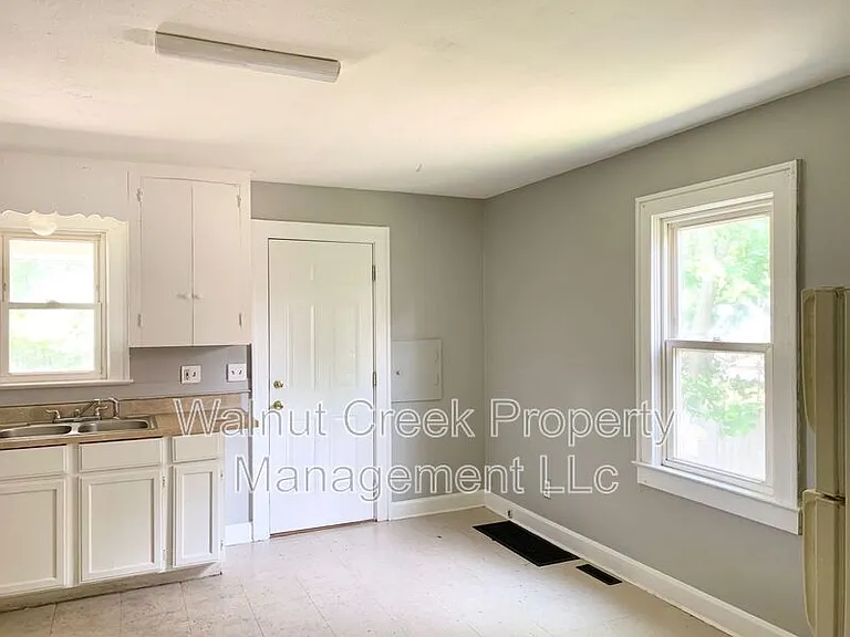 1911 E 34th St — Photo 7