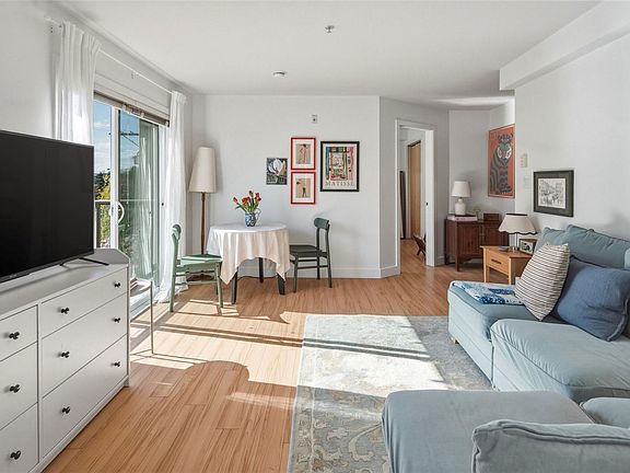 5th image of 356 Gorge Rd E #303