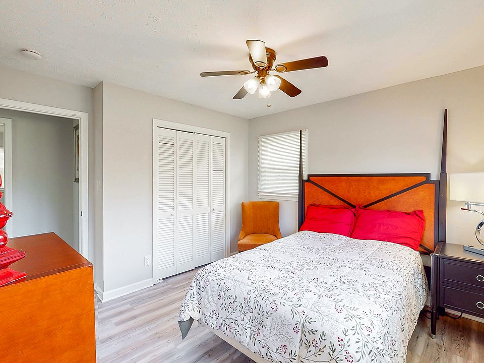 Corner Bedroom, 2 windows, Mini Fridge