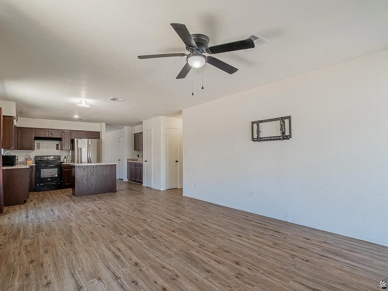 4 bed, 2.0 bath, 1537 sqft, $1,600 — Photo 2