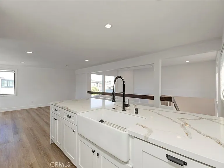 1090 Loma Dr — Photo 7