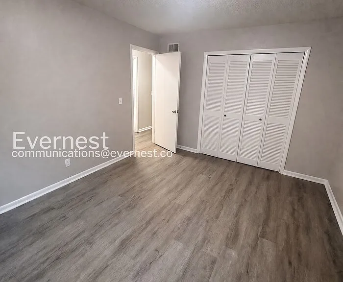 6069 Anglia Dr — Photo 11