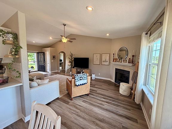 5th image of 2807 Breezewood Dr