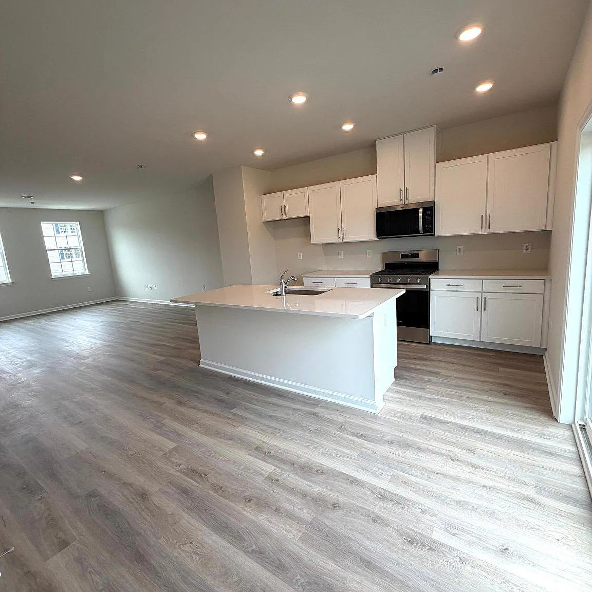 3 bed, 4.0 bath, 1962 sqft, $2,980 — Photo 2