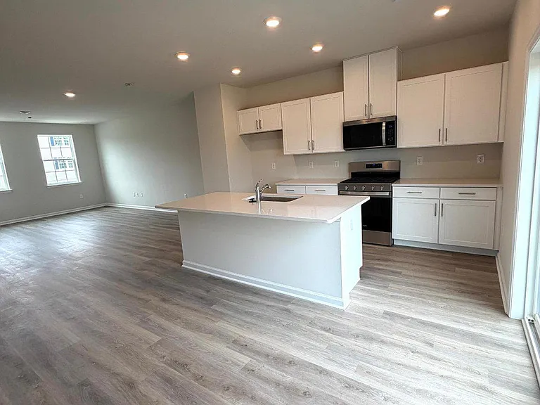 128 Essex Dr — Photo 2