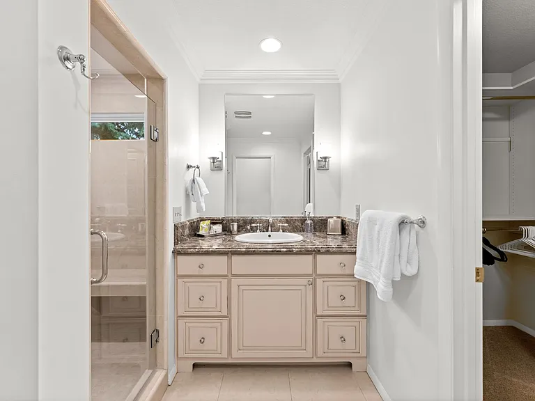 990 W Parkhill Dr — Photo 29