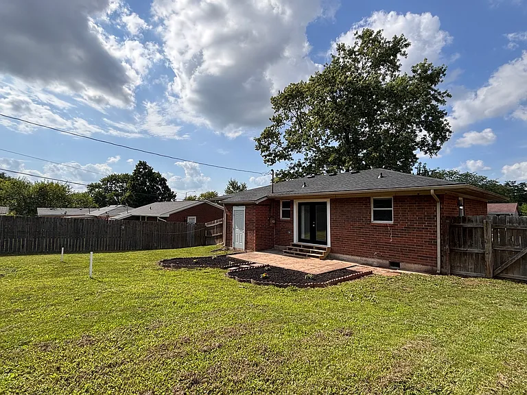 315 E Brown St — Photo 16