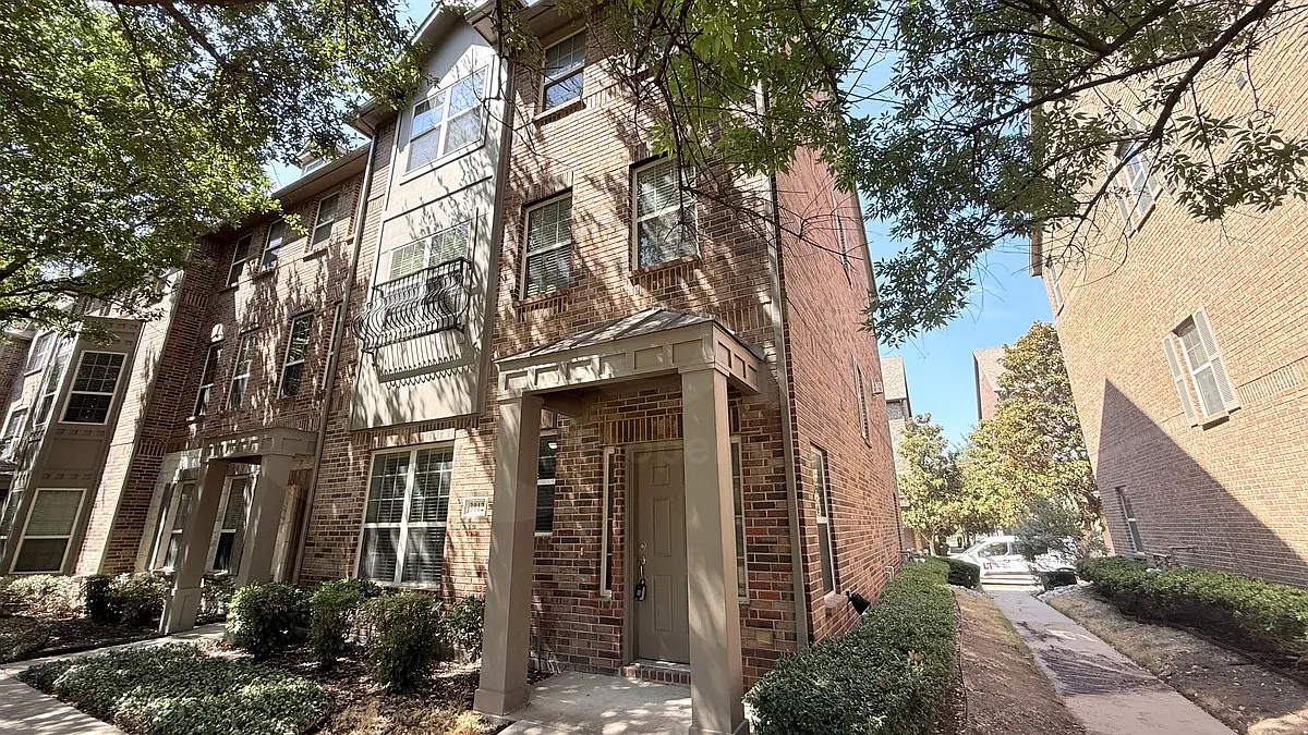 3 bed, 3.5 bath, 2517 sqft, $2,900 — Photo 2