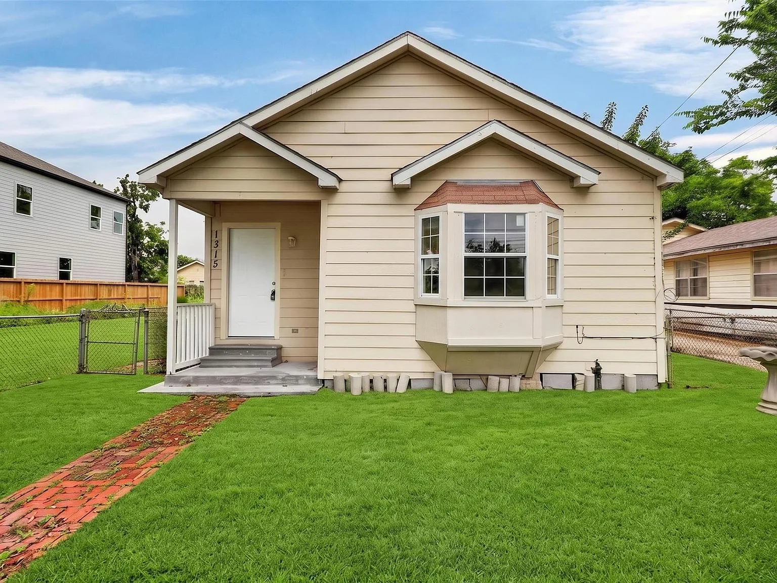 2 bed, 2.0 bath, 1024 sqft, $1,200 — Photo 1