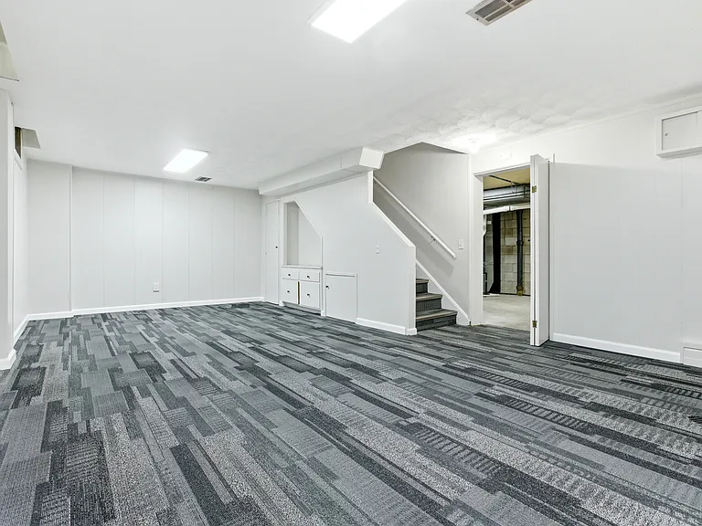 2056 Laurel Hill Dr — Photo 32