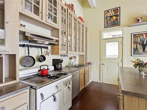 5th image of 2101 Burgundy St APT 4