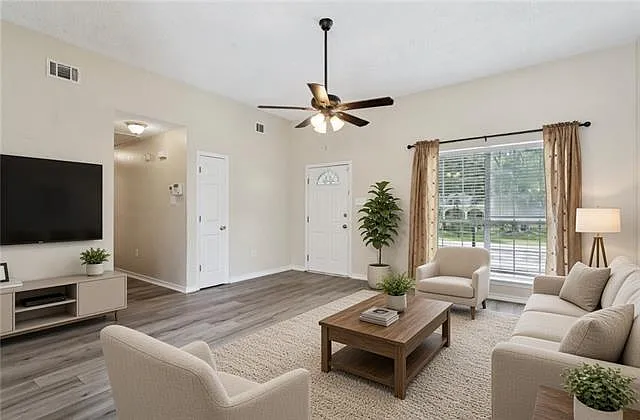3 bed, 2.0 bath, 1270 sqft, $2,000 — Photo 2