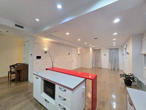2nd image of 1811 Voorhies Ave APT 2