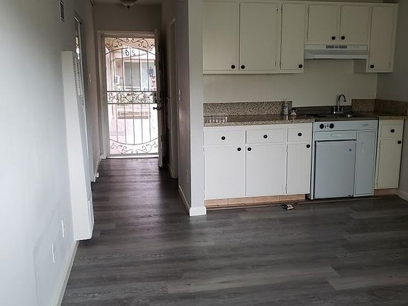 3rd image of 5150 Woodman Ave #26