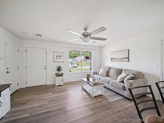 3rd image of 1922 Lexington Rd