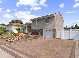 22 Gates Ave, Plainview, NY 11803