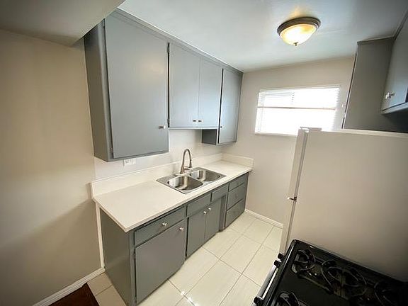 3rd image of 1120 N Laurel Ave APT 6