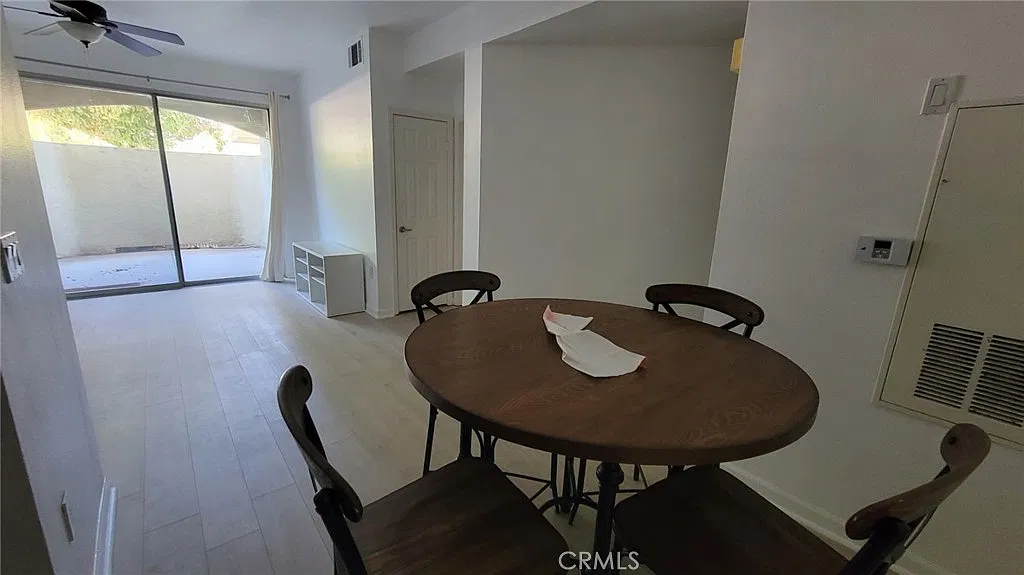 2 bed, 960 sqft, $2,300 — Photo 3