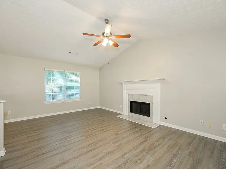 172 Williamsburg Way — Photo 4