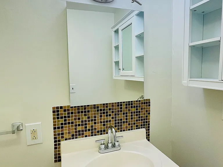 Cute accents with plenty of storage in multiple cabinets