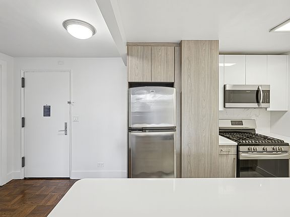 3rd image of 330 W 58th St APT 11G