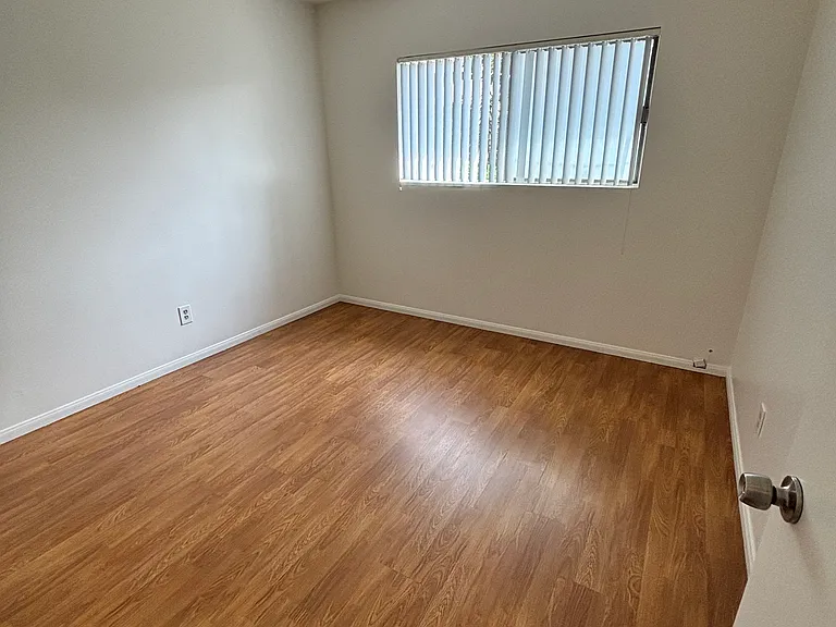 910 E Elk Ave — Photo 16