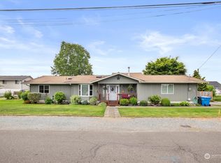 902 8th Ave NW, Puyallup, WA