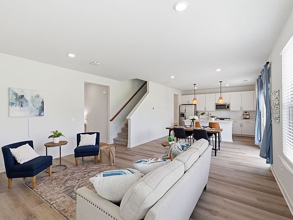 4th image of 409 Irwin Way