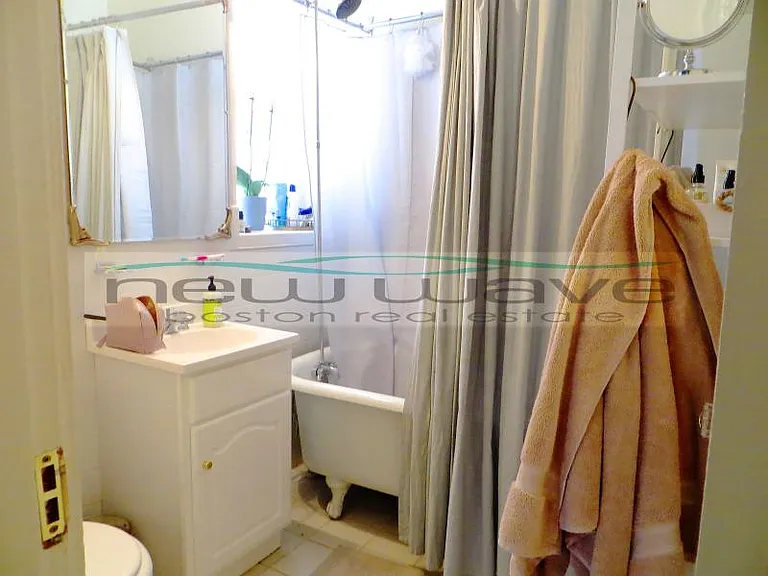 100 Queensberry St #4 — Photo 10