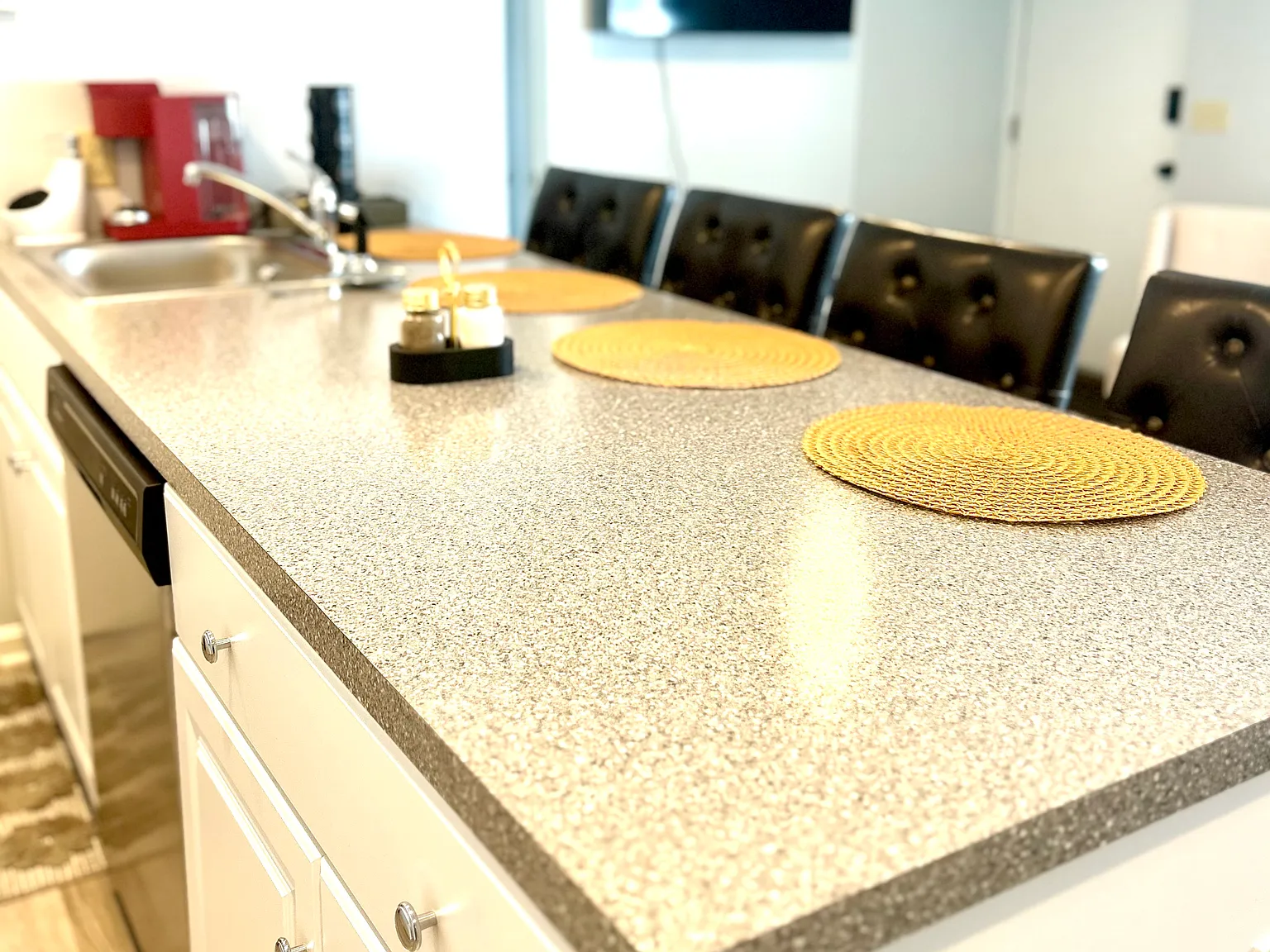 1 bed, 700 sqft, $1,400 — Photo 4