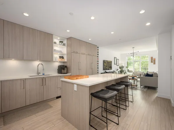 733 E 3rd St #108, North Vancouver, BC V7L 1G8