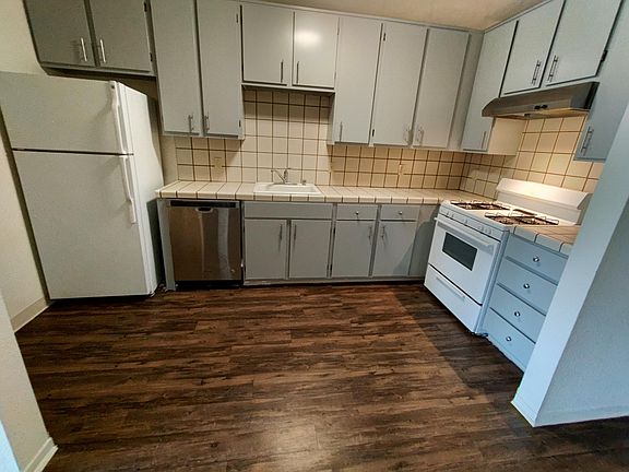 5th image of 400 Baker St APT 202