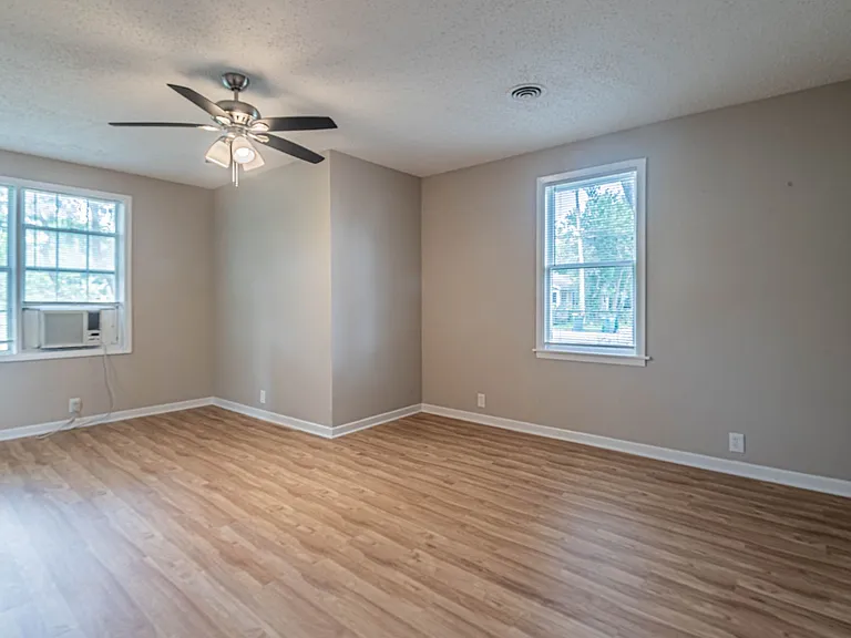 203 Beatrice St — Photo 15
