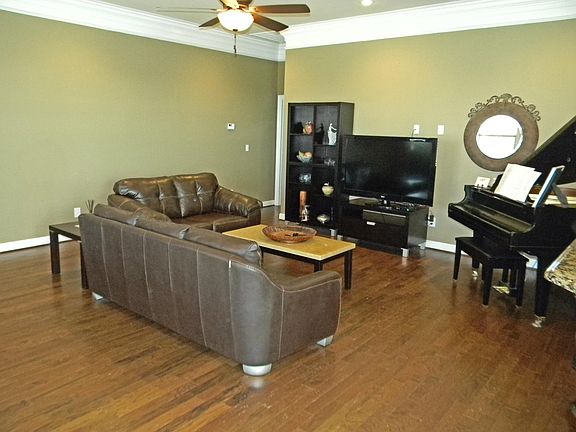 5th image of 34 Village Ct