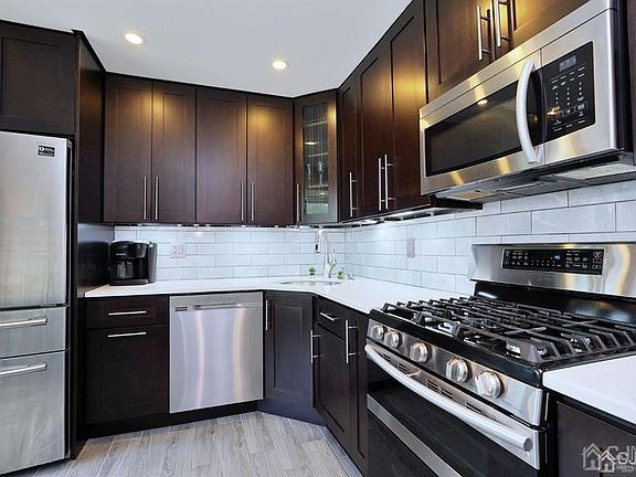 4th image of 39 Hickory Ct