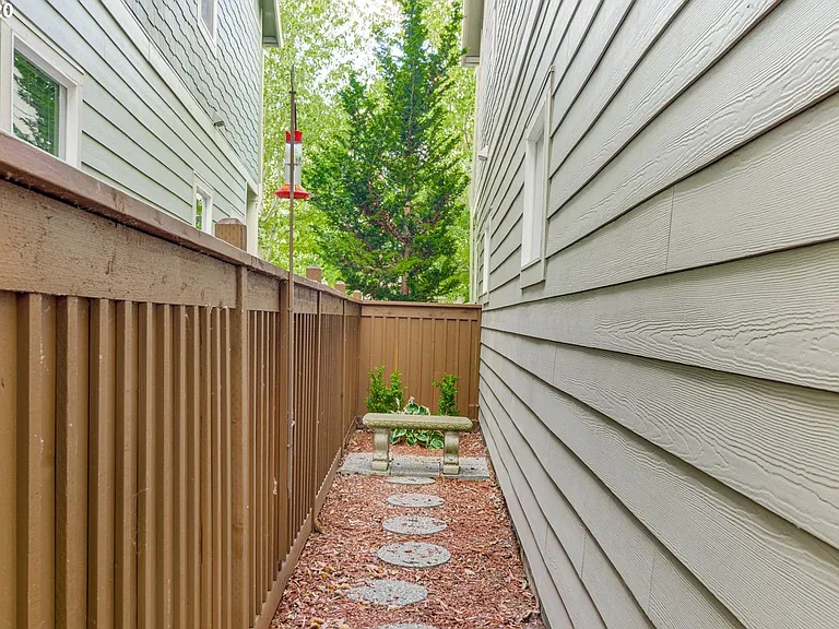 2232 NE Redelfs Way — Photo 25