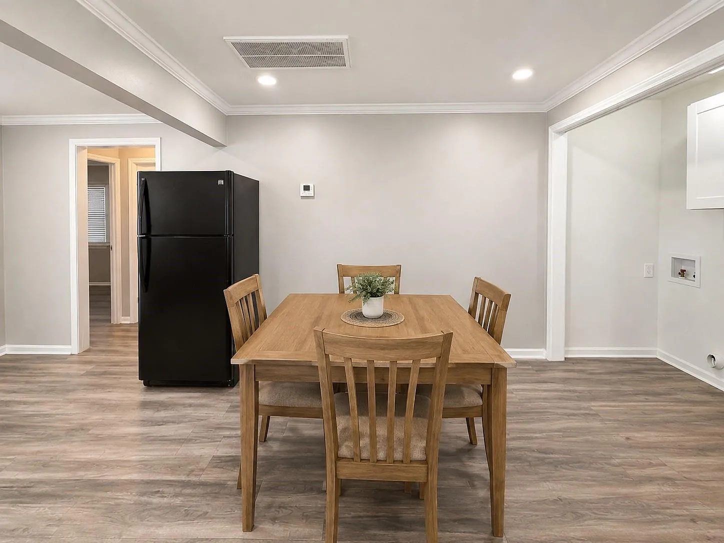 3 bed, 2.0 bath, 1056 sqft, $1,500 — Photo 4