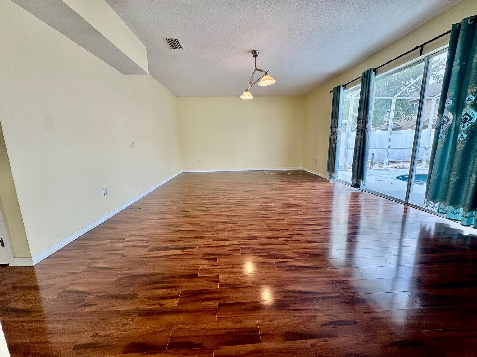 5 bed, 2.5 bath, 3300 sqft, $2,800 — Photo 3