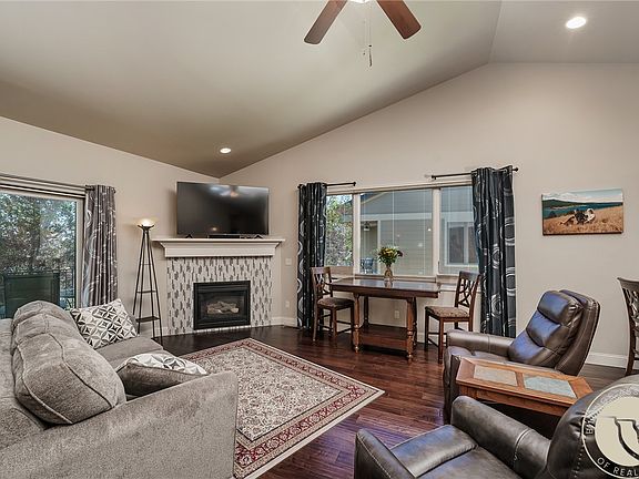 3rd image of 3354 Dunlop Ave