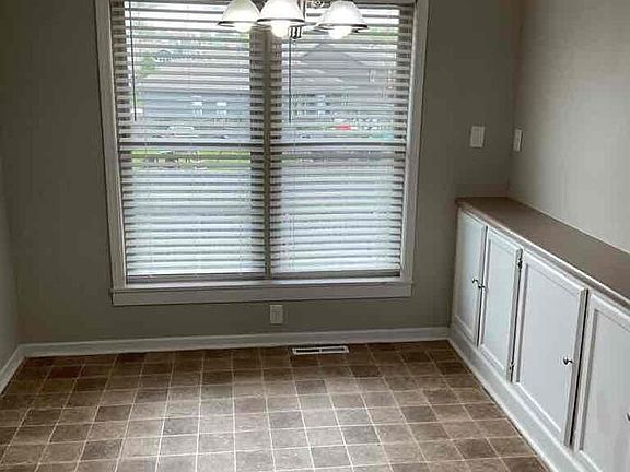 5th image of 916 Valley Woods Dr