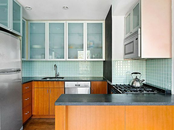3rd image of 524 Saint Johns Pl APT 3B