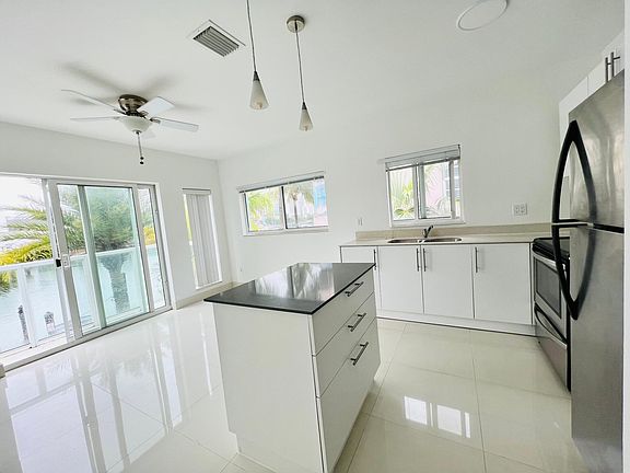 3rd image of 6889 Bay Dr #206